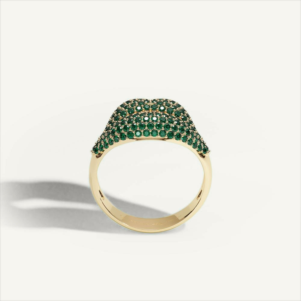 Just Lips pavé ring in 18K yellow gold with deep forest green coloured diamonds