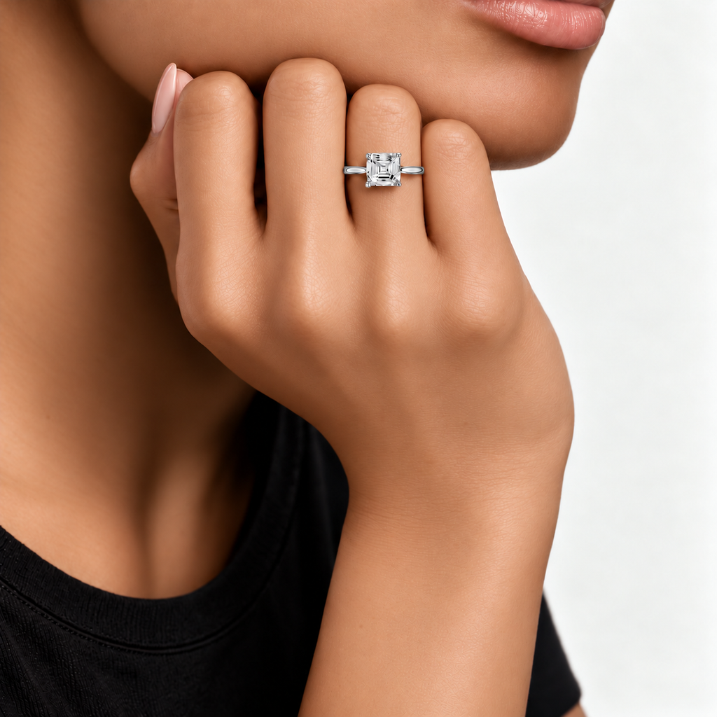 Clairenne – 18K white gold ring worn on model – OR-HH-001