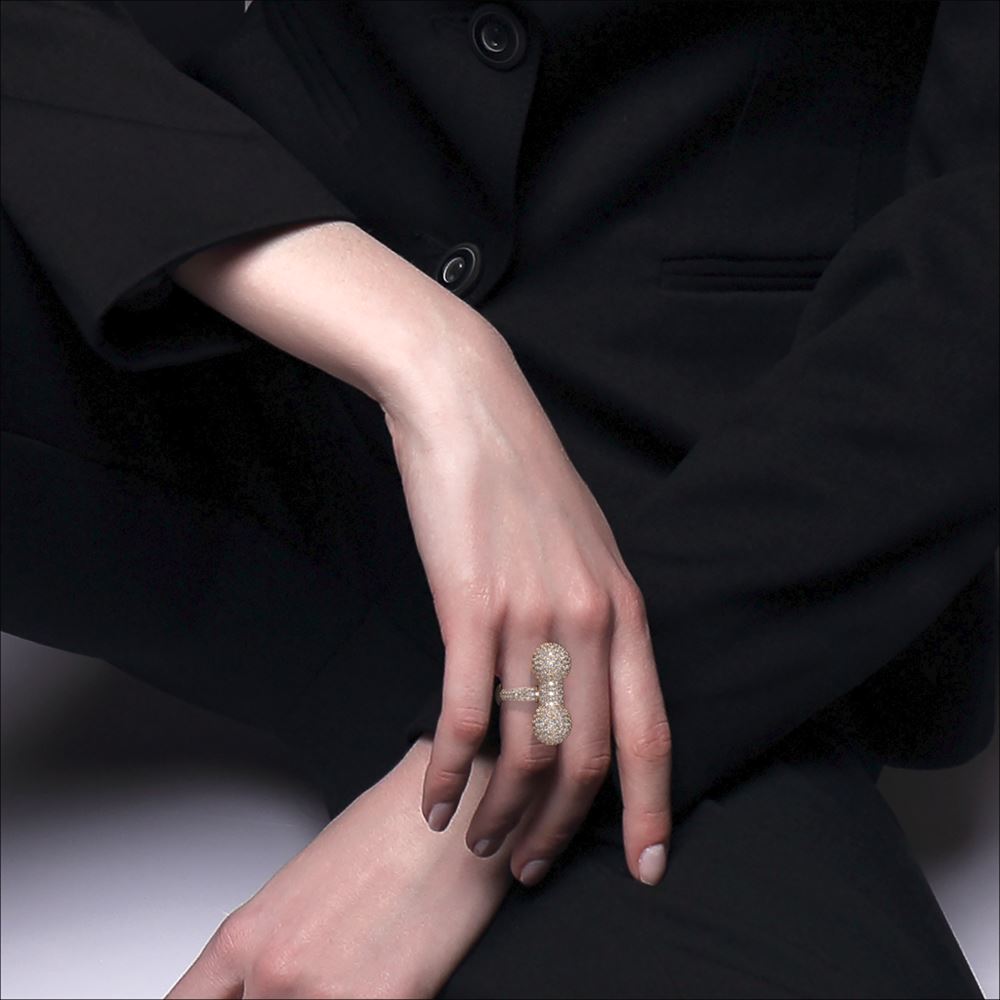 Barbelle Ring One Pavé – rose gold – on model