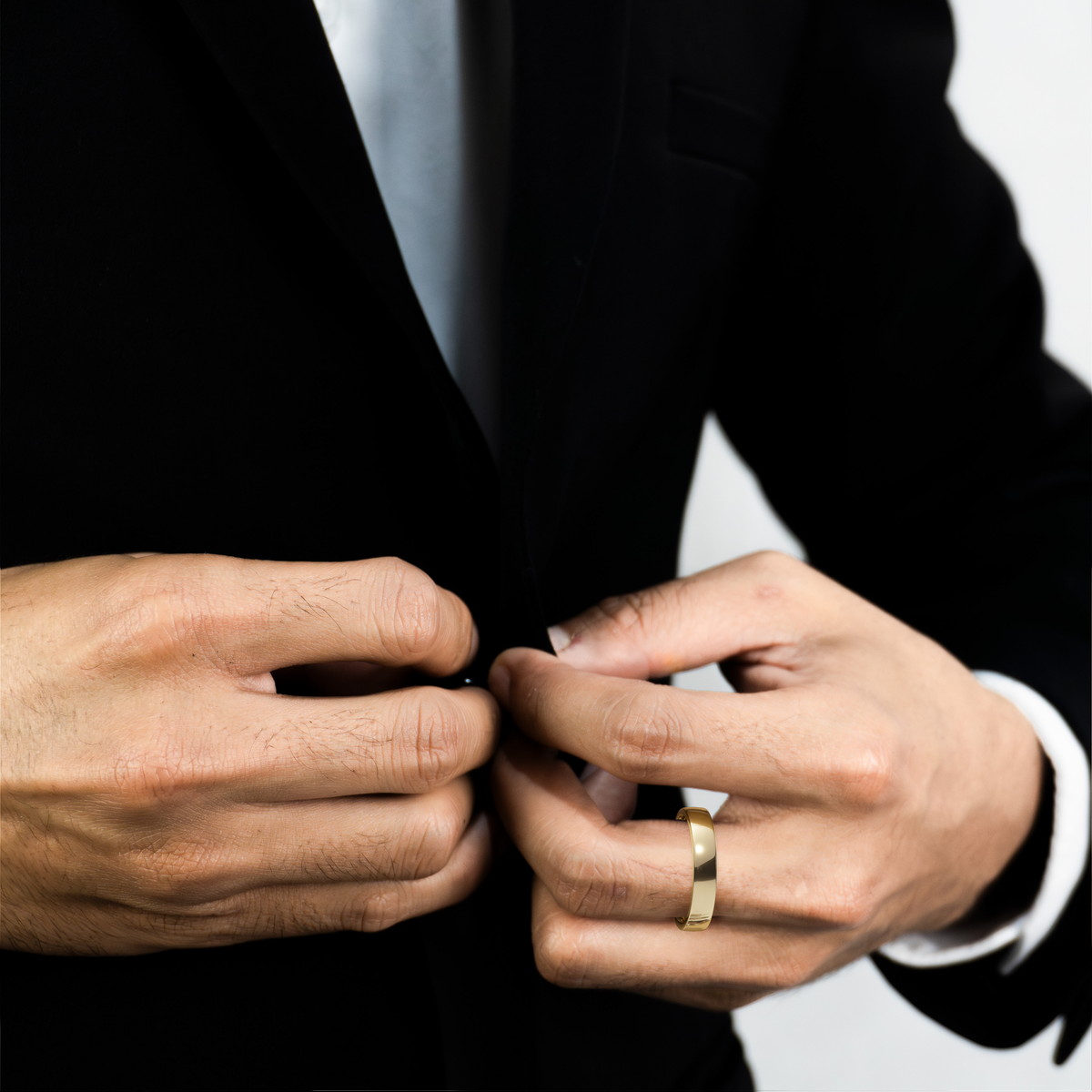 ECHELON 4 mm — male model wearing 18K yellow gold wedding band, original photograph