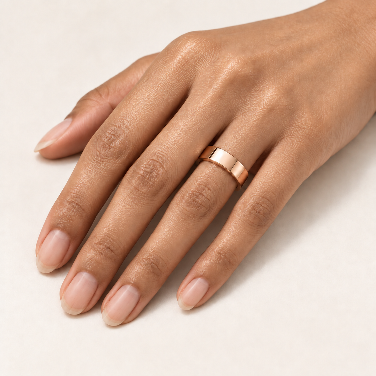 ECHELON 6 mm in 18K Rose Gold – illustrated on a woman's hand with natural unpolished nails