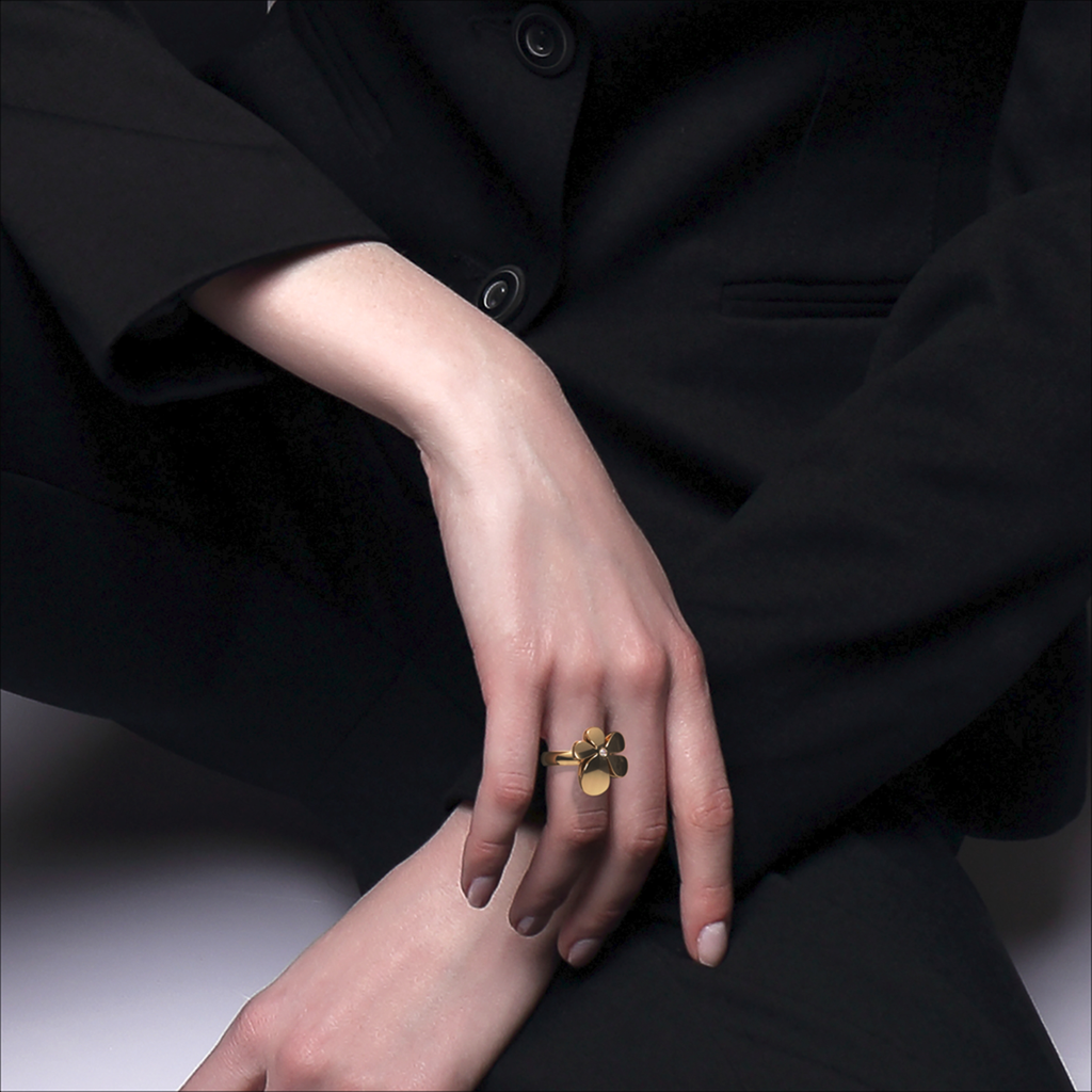 Gisela Petit Flower Ring – Yellow Gold on model 5