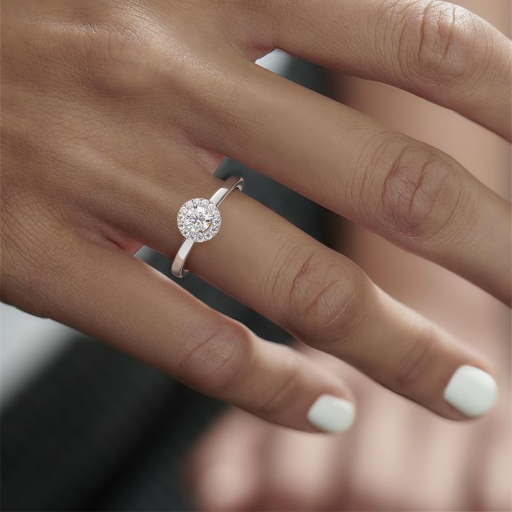 SOLAREBARI M22 white gold on hand.