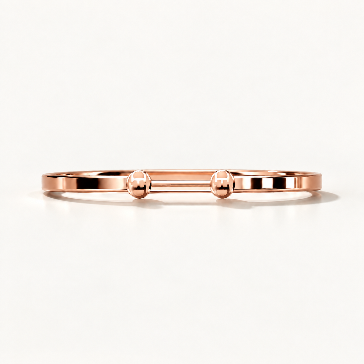 Open Monogram Frame Cuff i polerat 18K roséguld, framifrån