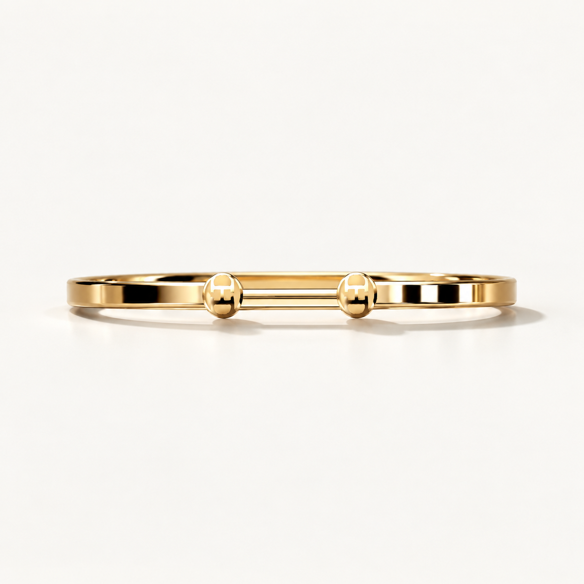Open Monogram Frame Cuff i polerat 18K gult guld, framifrån