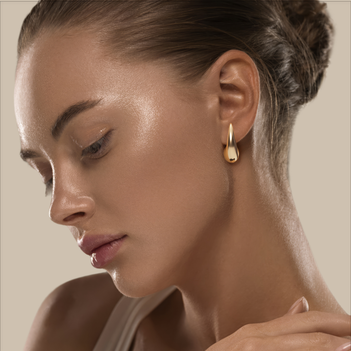 Griffe Ear Cuff in 18K rose gold, worn on a model