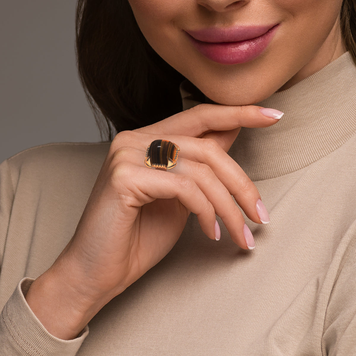 Griffe Ring Tiger Eye in 18K rose gold, worn on a model
