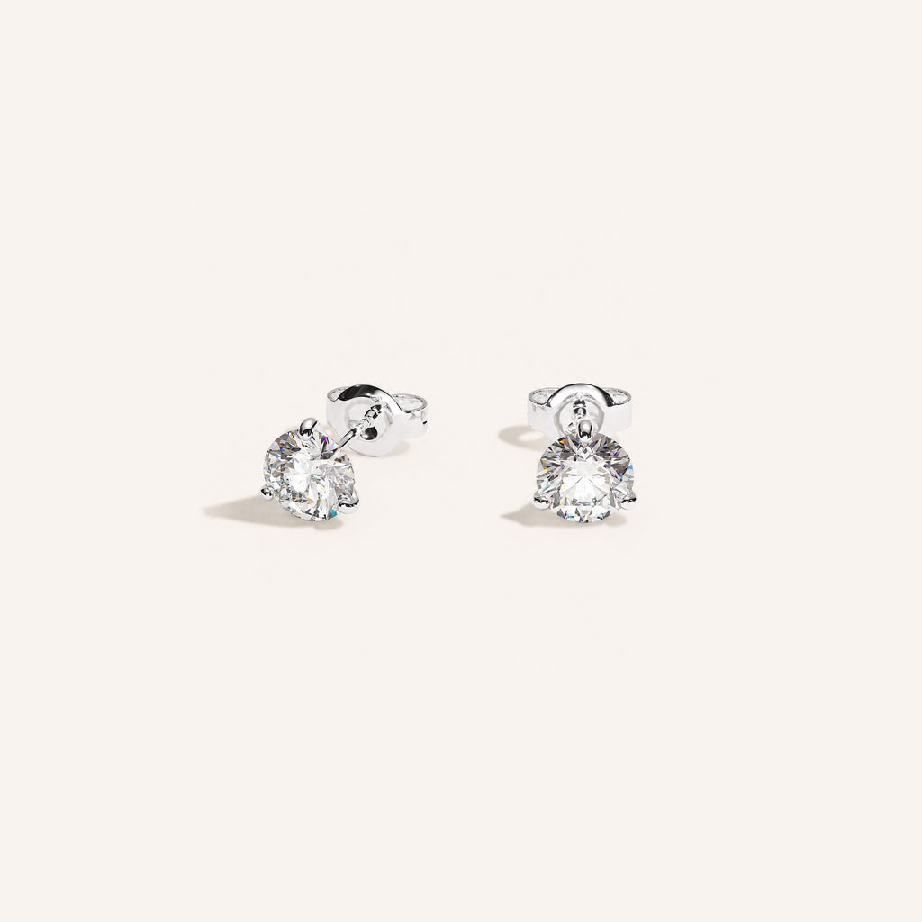 Truine diamantstuds, vitguld, 0.40 ct per par (0.20 ct per diamant), cirka 3.8 mm diameter. Illustration av proportionerlig storlek.